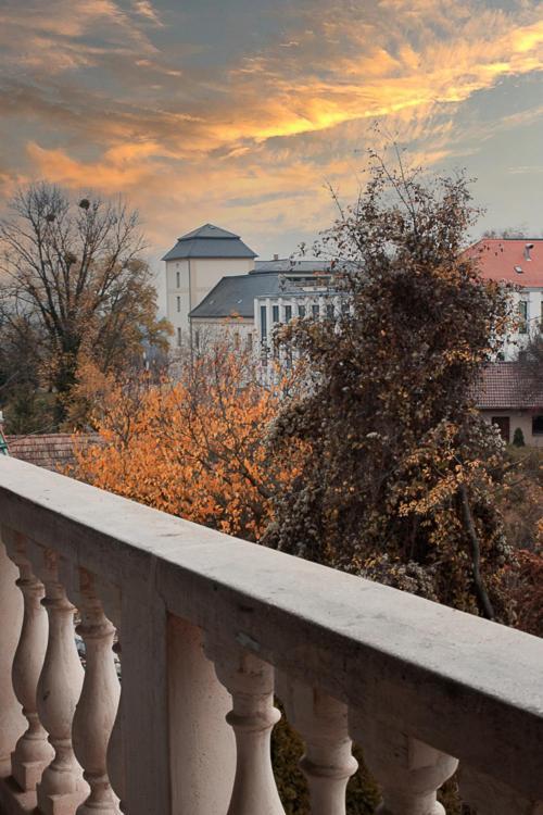 Hotel Hegyalja Etterem Es Panzio Zsámbék Esterno foto