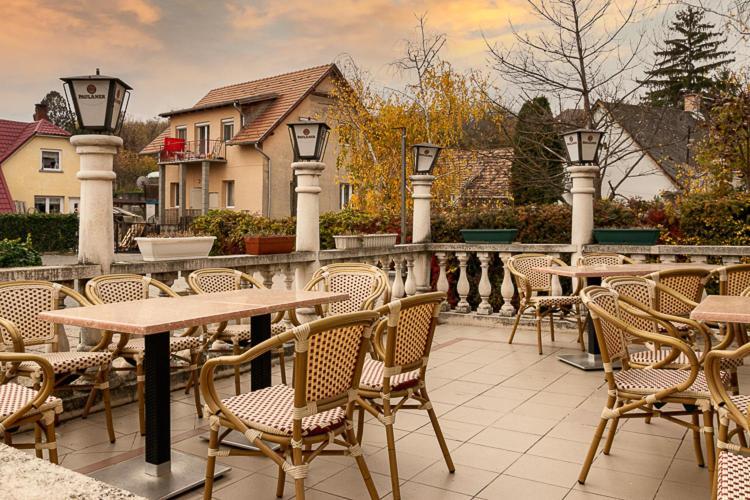 Hotel Hegyalja Etterem Es Panzio Zsámbék Esterno foto